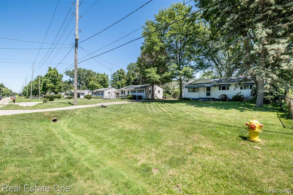 4217 Carmanwood Drive, Flint, MI 48507 — Photo 2