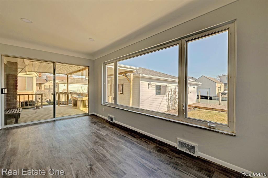 45752 JEFFERSON Avenue, Chesterfield, MI 48047 — Photo 16