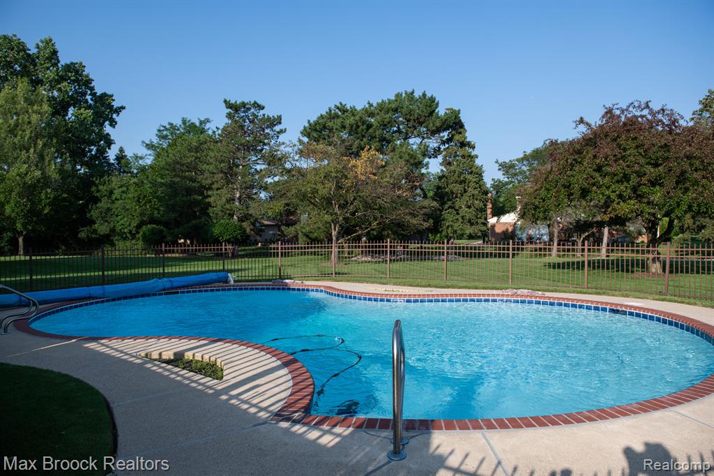 5242 CARDINAL Drive, Troy, MI 48098 — Photo 2