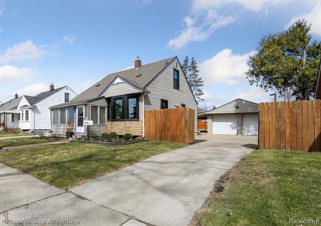 836 CLINTON Street, Wyandotte, MI 48192 — Photo 2