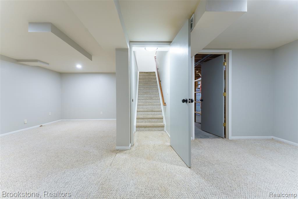 886 Whisperwood Trail, Fenton, MI 48430 — Photo 15