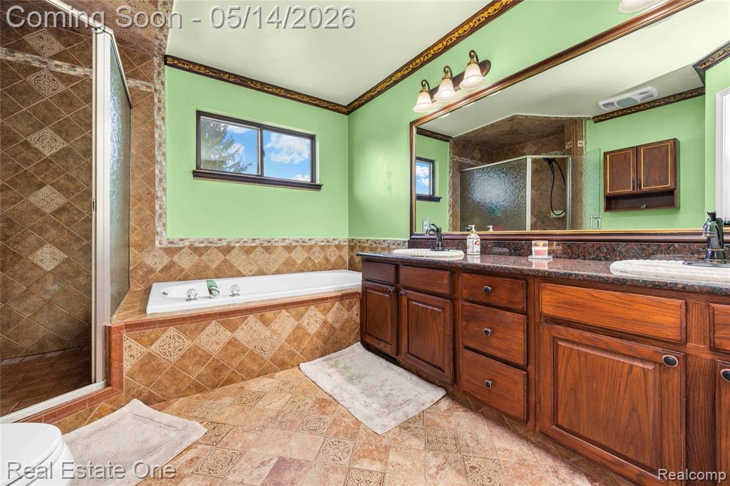 865 Drakeshire Drive, Commerce Twp, MI 48390 — Photo 45