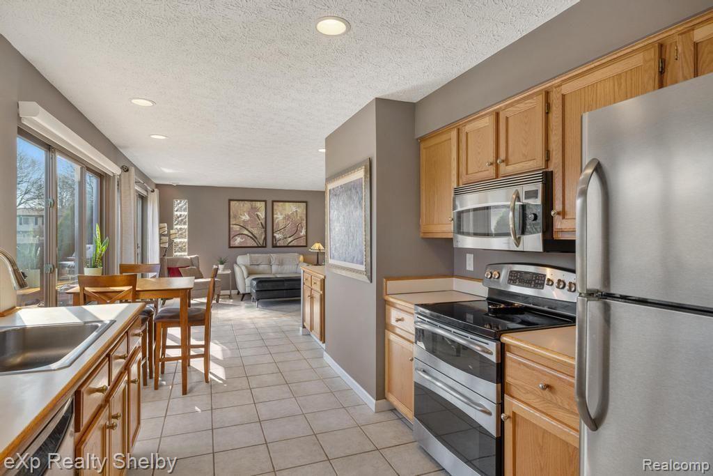 691 BARCLAY Drive, Troy, MI 48085 — Photo 12