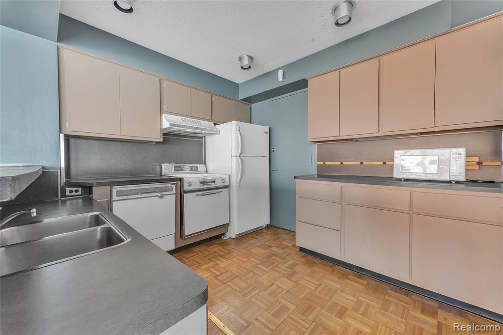 8200 E Jefferson Ave, 1610, Detroit, MI 48214 — Photo 56