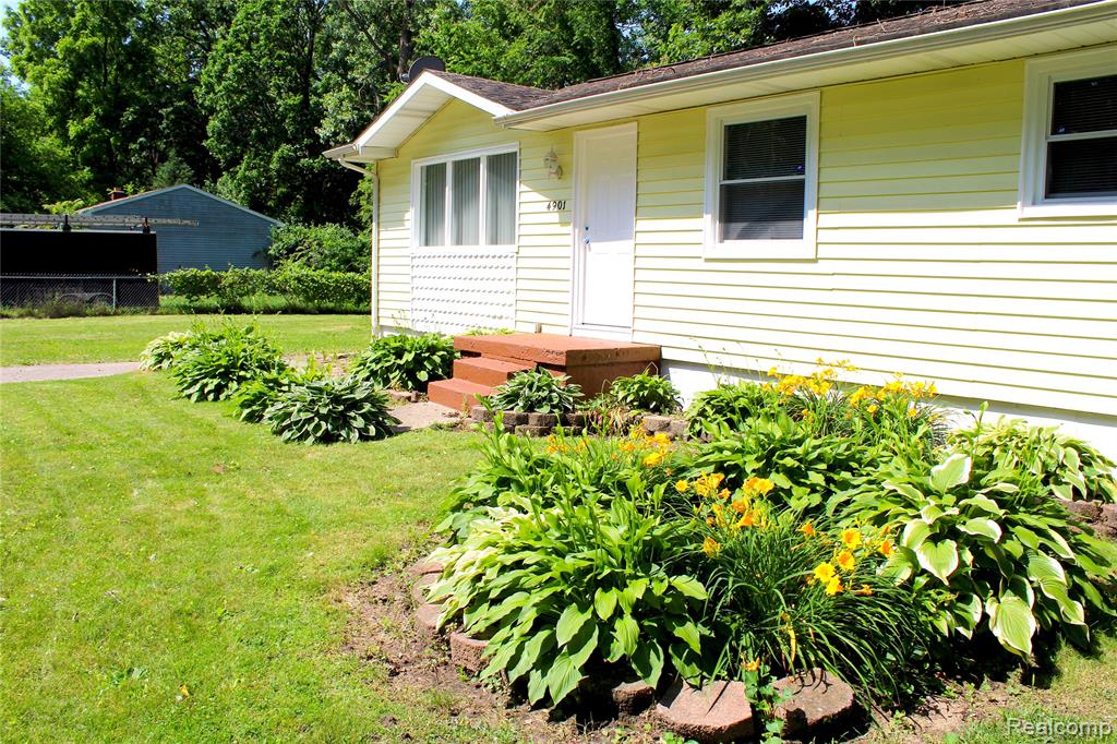 4901 Alpha Way, Flint, MI 48506 — Photo 33