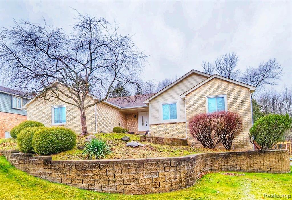 915 STANFORD Circle, Rochester Hills, MI 48309 — front exterior