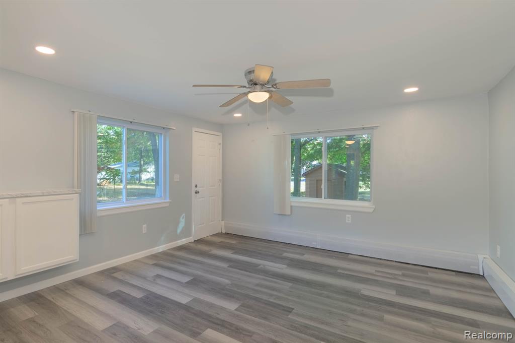 5733 CRESCENT Road, Waterford, MI 48327 — Photo 14