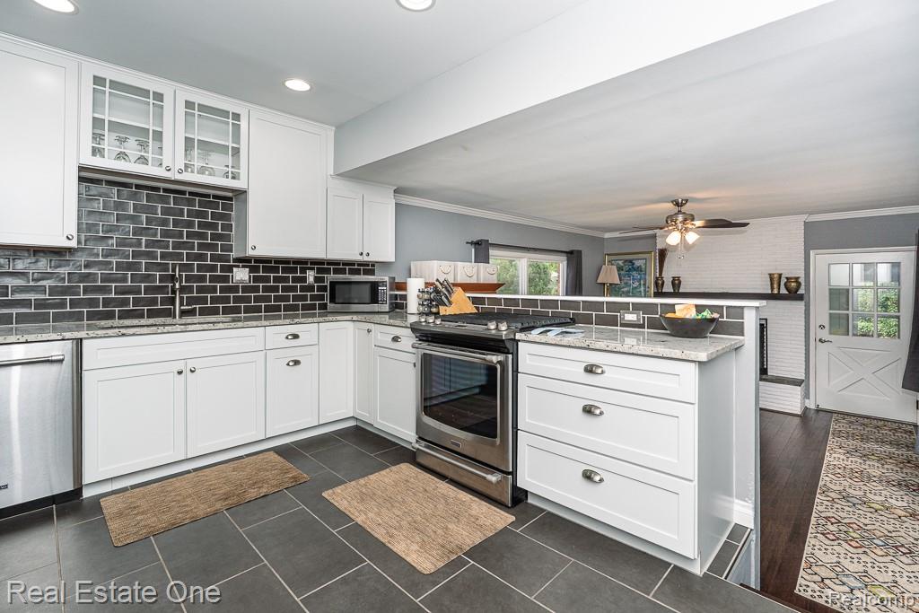 4196 Grayton Drive, Waterford, MI 48328 — Photo 6