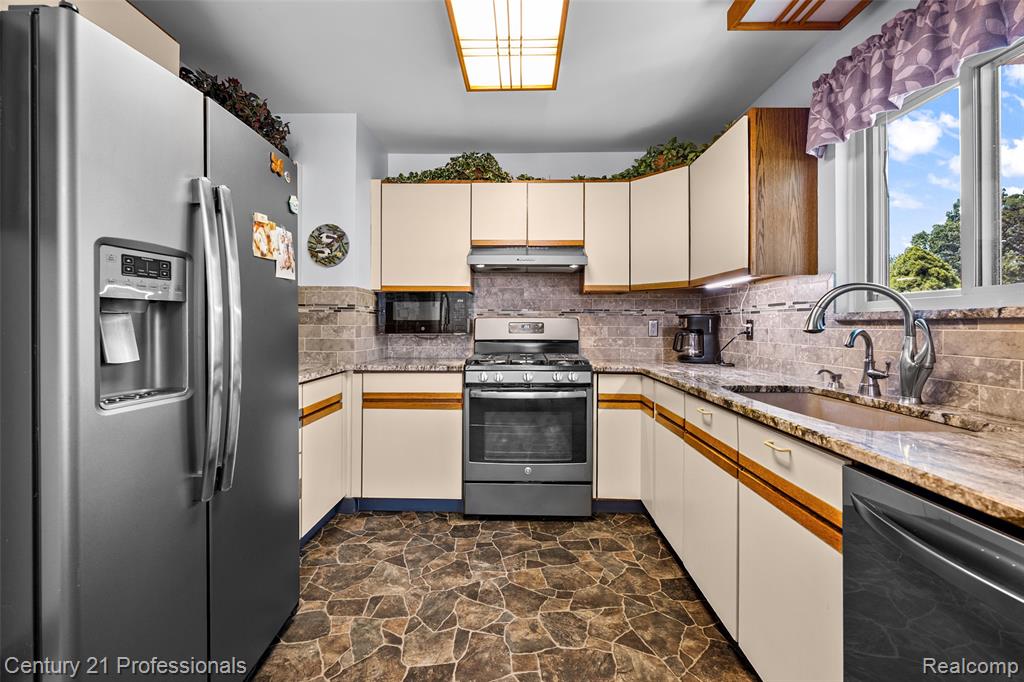 5135 Virgie Lane, West Bloomfield, MI 48324 — Photo 12
