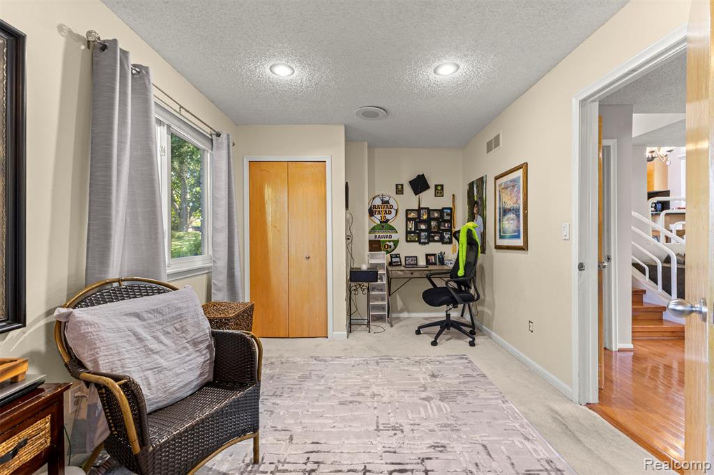 5589 Pembury, West Bloomfield, MI — Photo 40