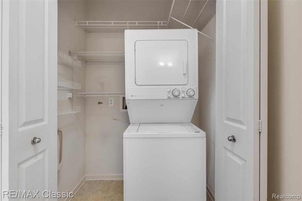 8114 Heron Hills Drive, Walled Lake, MI 48390 — Photo 16
