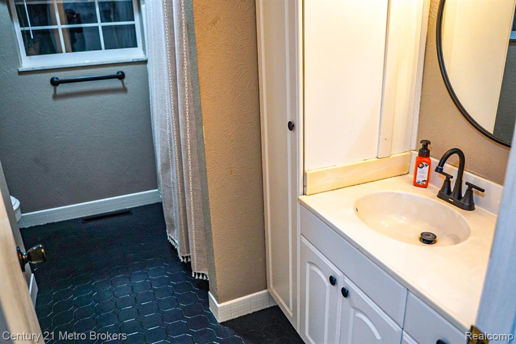 5521 N Belsay Road, Flint, MI 48506 — Photo 14
