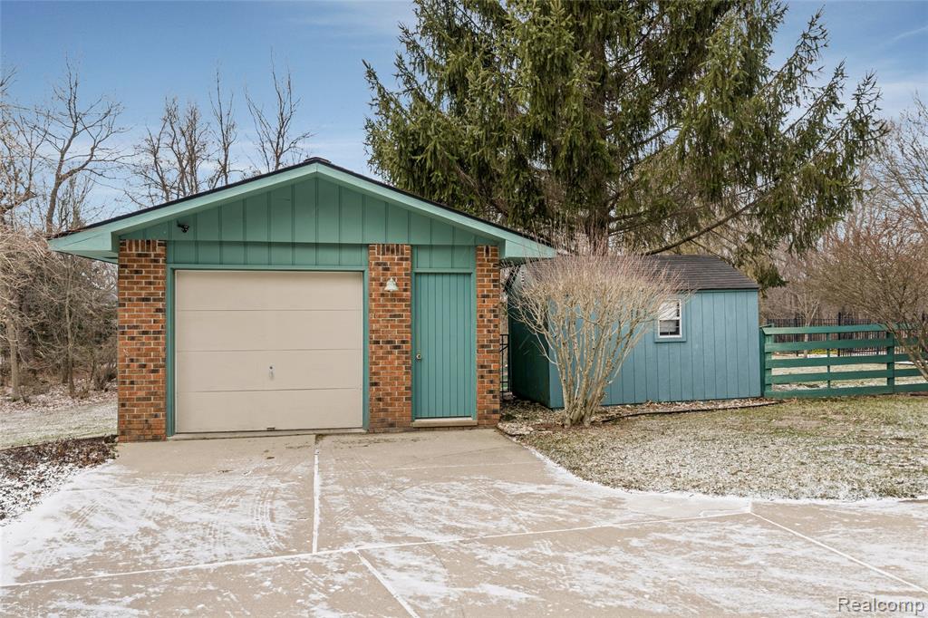 9801 Gibbs Road, Clarkston, MI 48348 — Photo 33