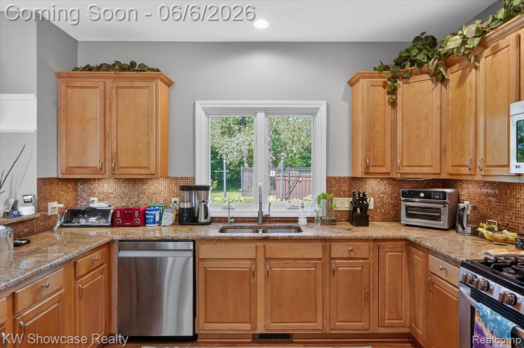 6220 Whispering Meadows Drive, White Lake, MI 48383 — Photo 17