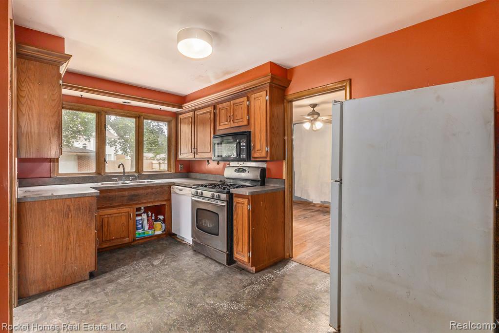 915 Englewood Avenue, Royal Oak, MI 48073 — Photo 8
