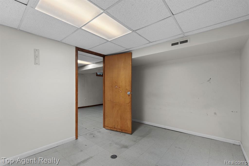 9001 Shannon Drive, Sterling Heights, MI 48314 — Photo 24