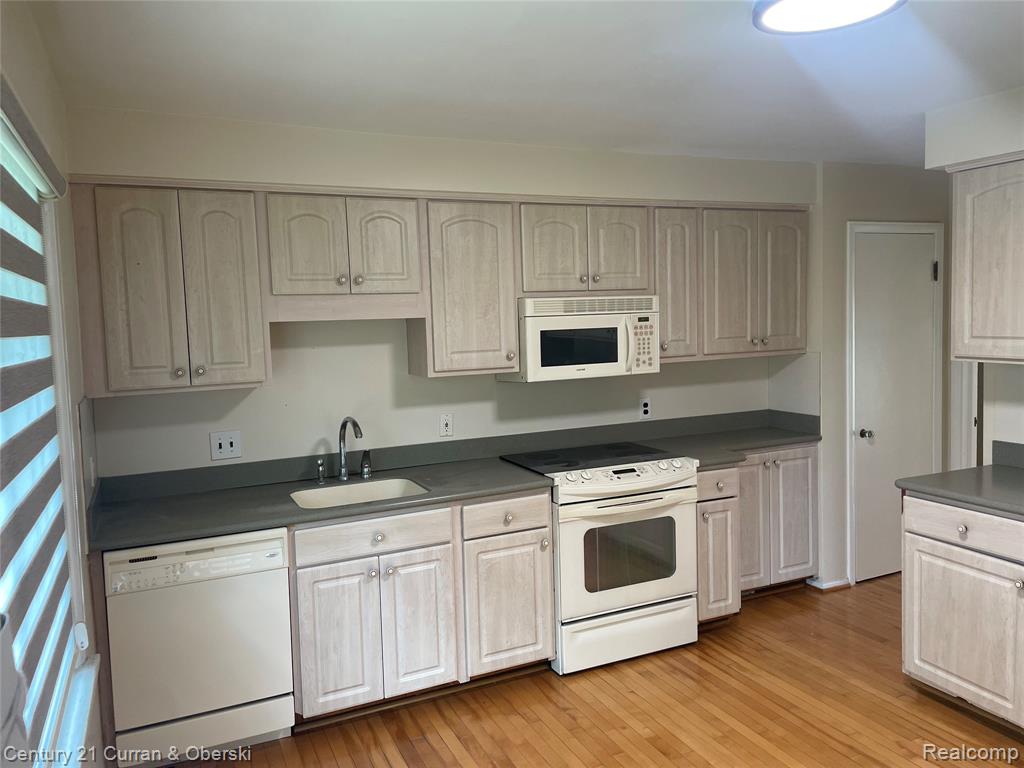 621 Crescent Drive, Dearborn, MI 48124 — Photo 9