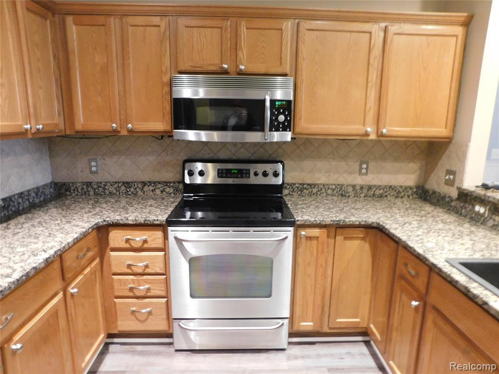 5589 Twin Oaks Drive, Sterling Heights, MI 48314 — Photo 14