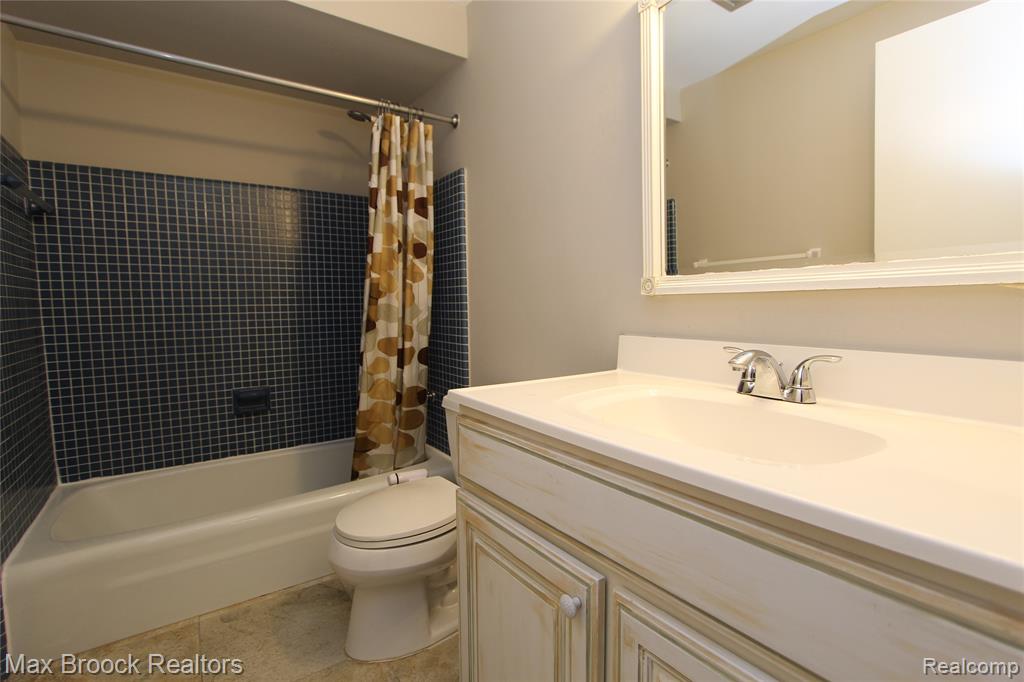 7338 Creek View Court, West Bloomfield, MI — Photo 20