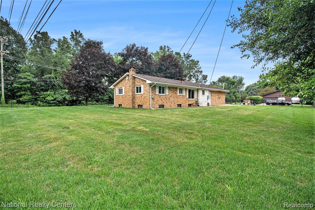 630 W LAKE Street, South Lyon, MI 48178 — Photo 18