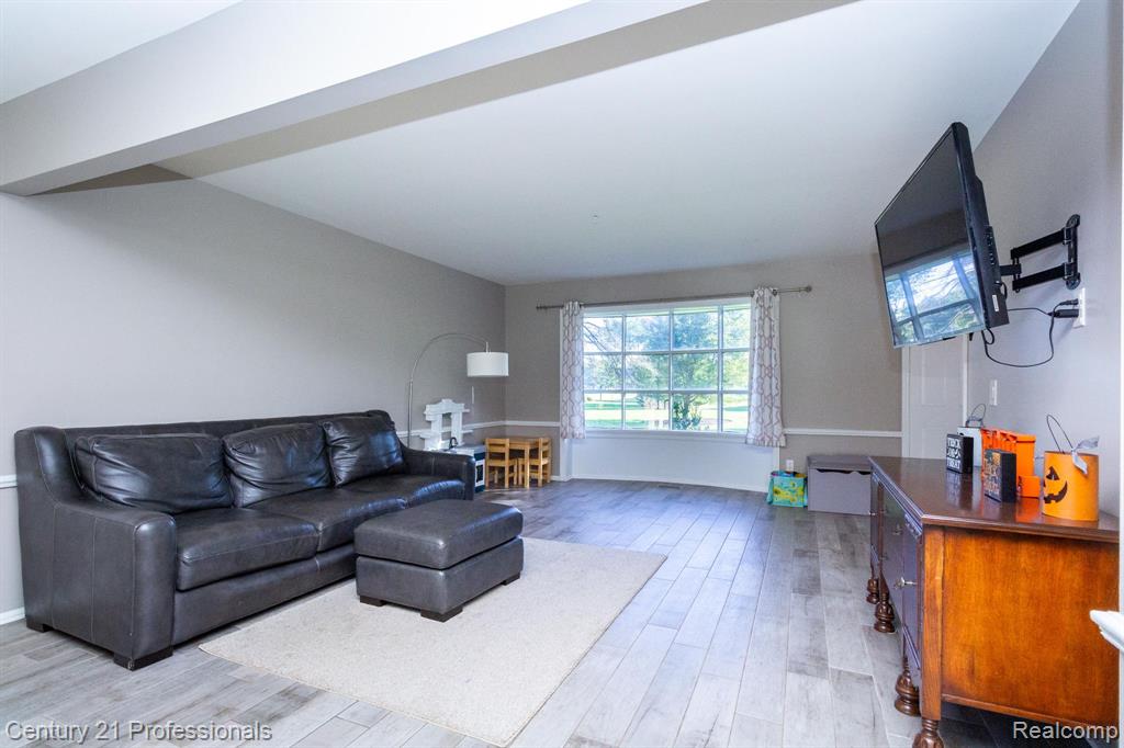 9418 Oakmont Drive, Grand Blanc, MI 48439 — Photo 8