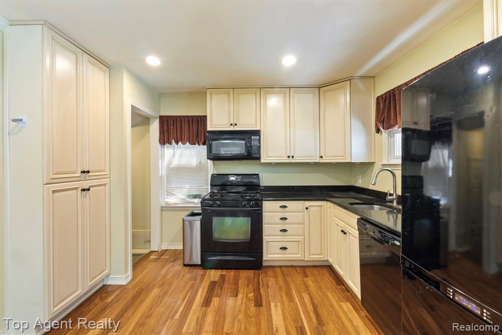 6318 Helen Street, Garden City, MI — Photo 10
