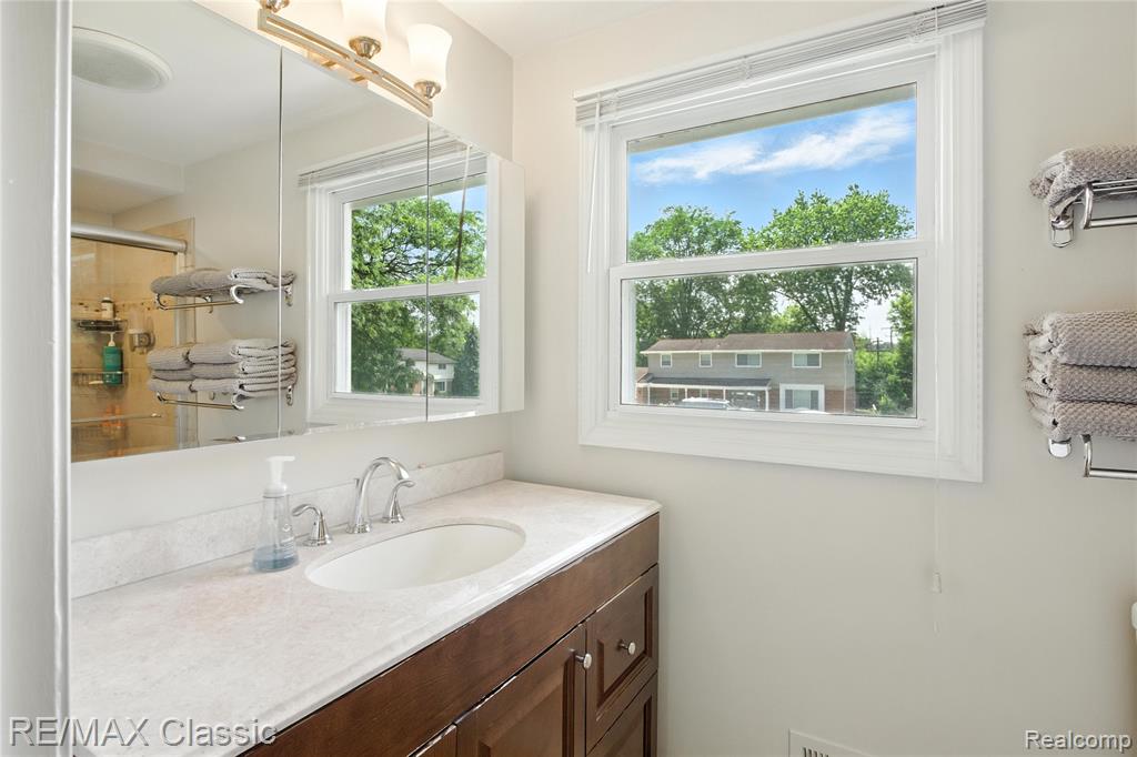 7027 Beverly Crest Drive, West Bloomfield, MI — Photo 14