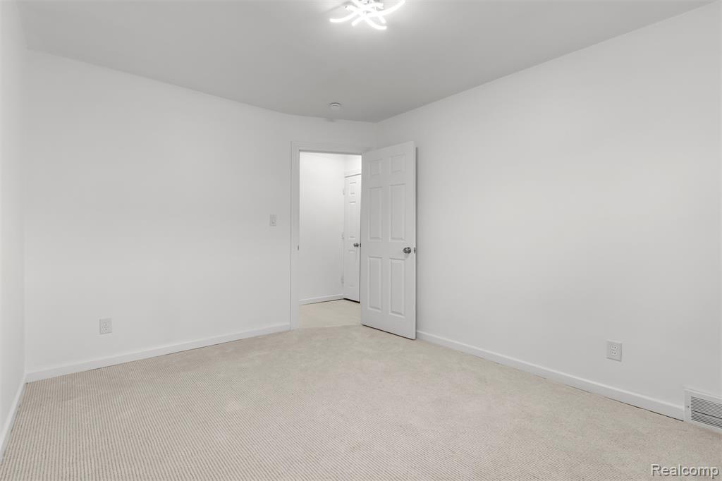 8895 Lenore Ave, Redford, MI 48239 — Photo 23