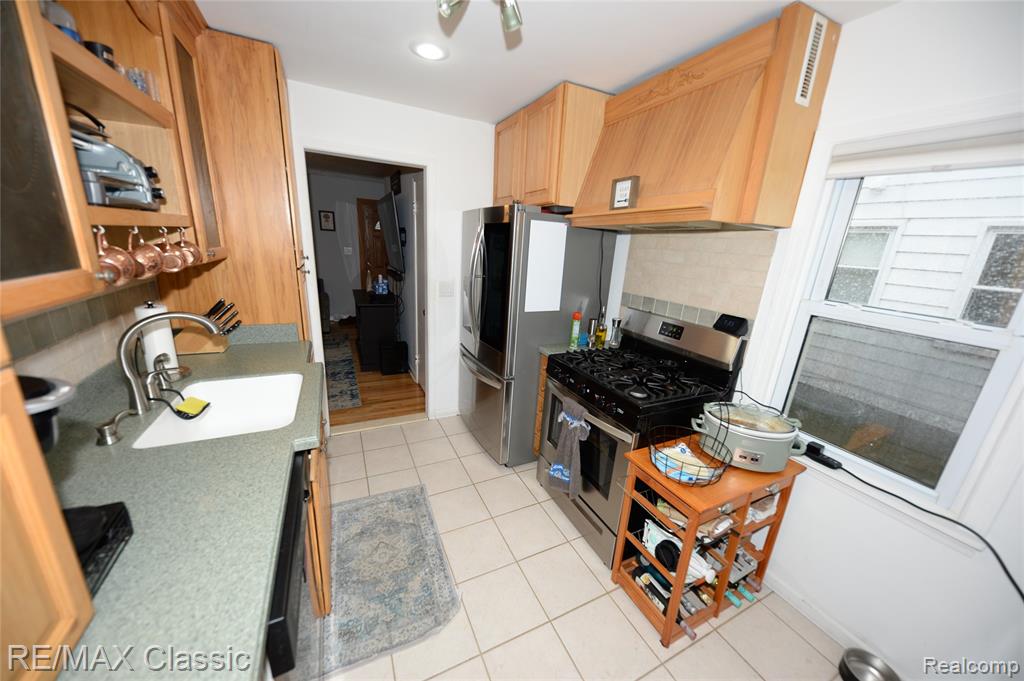 872 E Rowland Avenue, Madison Heights, MI 48071 — Photo 4
