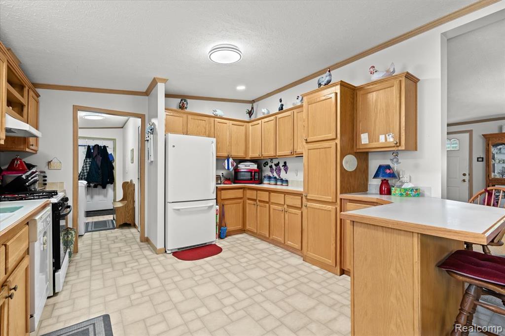 11092 Indianwood Court, South Lyon, MI 48178 — Photo 7