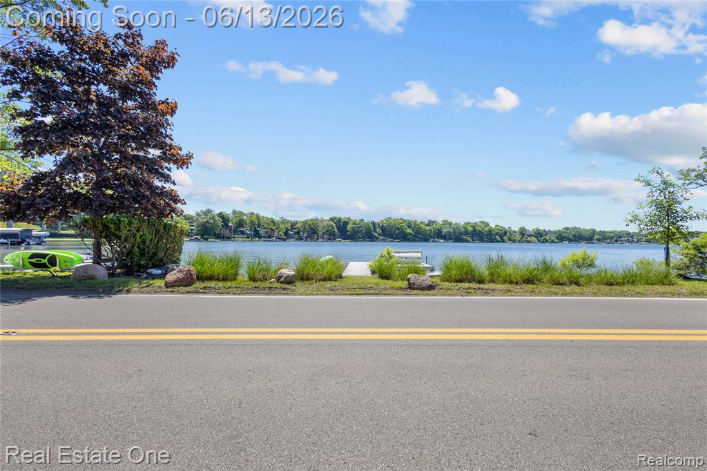2428 Pine Lake Road, West Bloomfield, MI 48324 — Photo 9