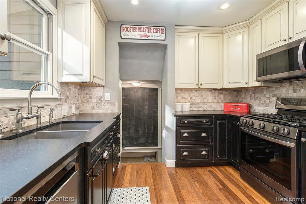 15421 ROBINWOOD Drive, Plymouth, MI 48170 — Photo 12