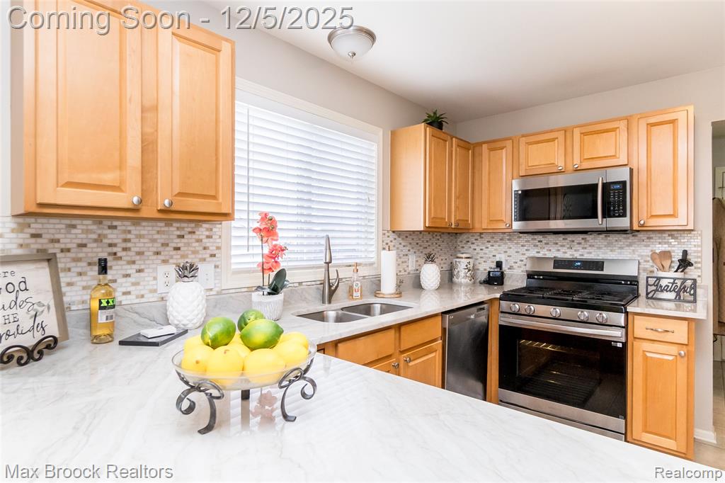 6157 Lochmore Drive, Commerce Twp, MI 48382 — Photo 22