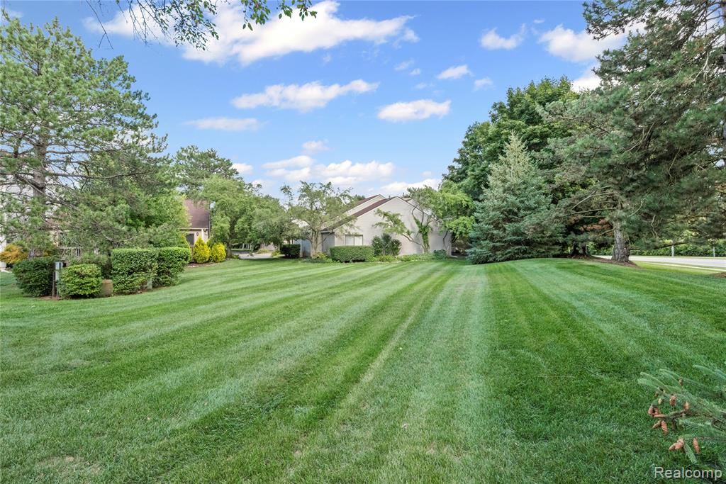 586 Ashley Circle, Rochester Hills, MI 48307 — Photo 30