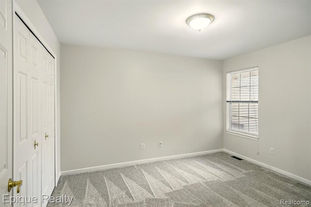 4977 OAK HILL Drive, Waterford, MI 48329 — Photo 18