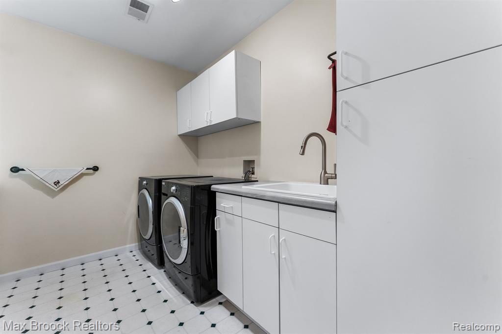 20403 Robinway Drive, Clinton Twp, MI 48036 — Photo 11