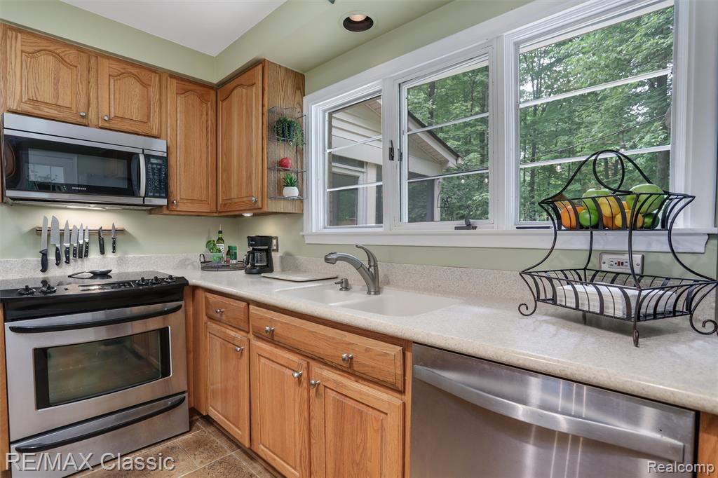 45100 Thornapple Lane, Northville, MI 48168 — Photo 16