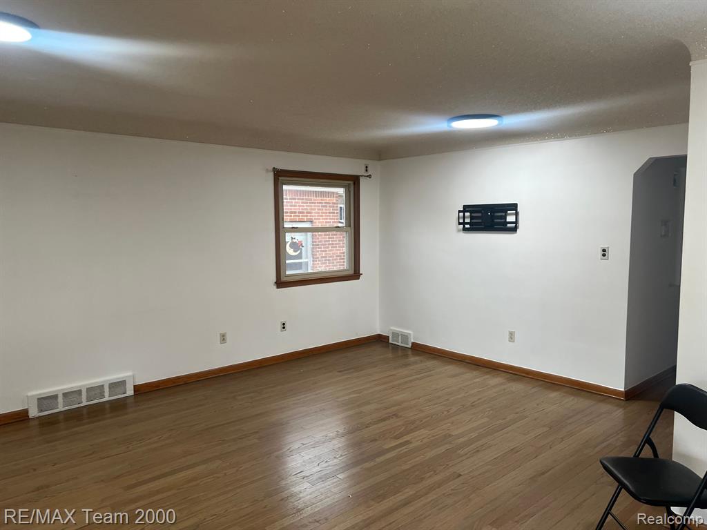 6919 COLONIAL Street, Dearborn Heights, MI 48127 — Photo 4