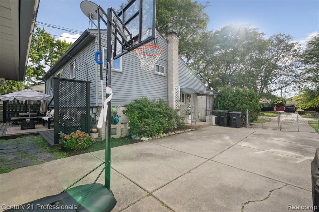 9024 Hubbard Street, Livonia, MI 48150 — Photo 35