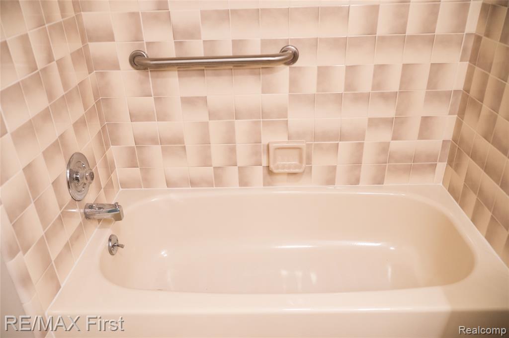 17865 University Park Drive, Livonia, MI 48152 — Photo 44