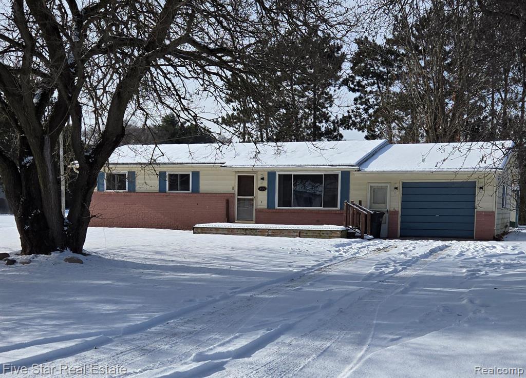 2177 Hunter Drive, Lapeer, MI 48446 — front exterior
