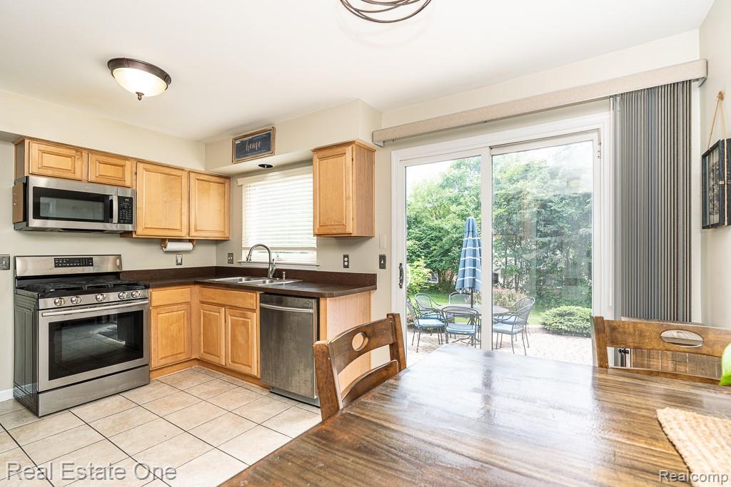 606 Whitney Drive, Rochester Hills, MI 48307 — Photo 14