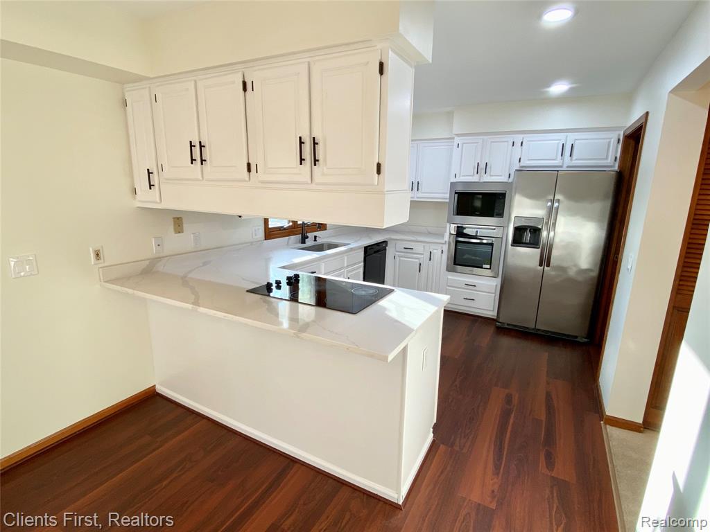 7233 OAKWOOD Drive, West Bloomfield, MI — Photo 9