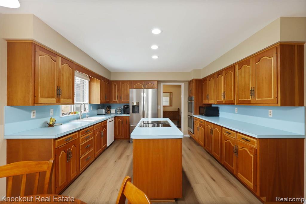 9350 OAKMONT Drive, Grand Blanc, MI 48439 — Photo 17