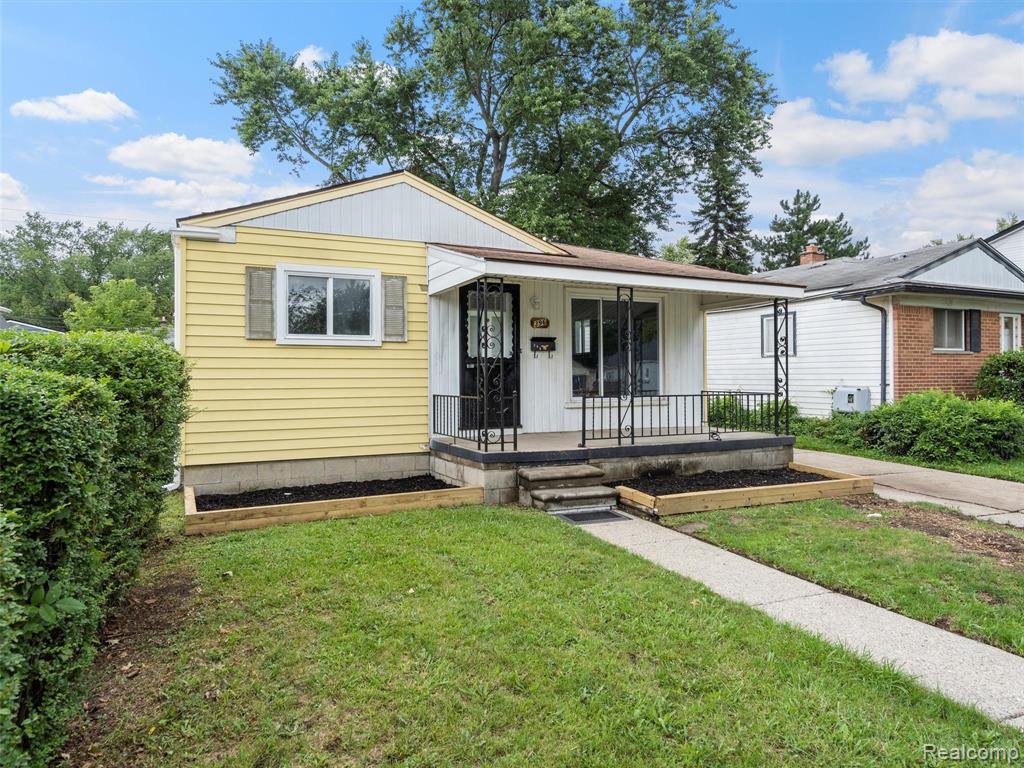 396 W PEARL Avenue, Hazel Park, MI 48030 — Photo 2