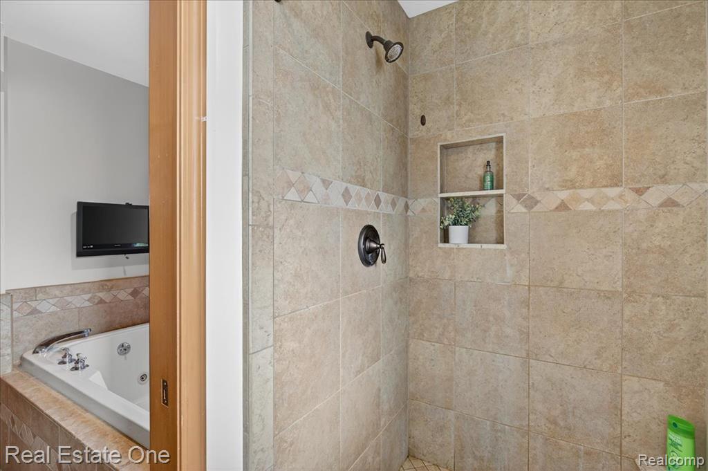 693 Knibbe Road, Lake Orion, MI 48362 — Photo 54