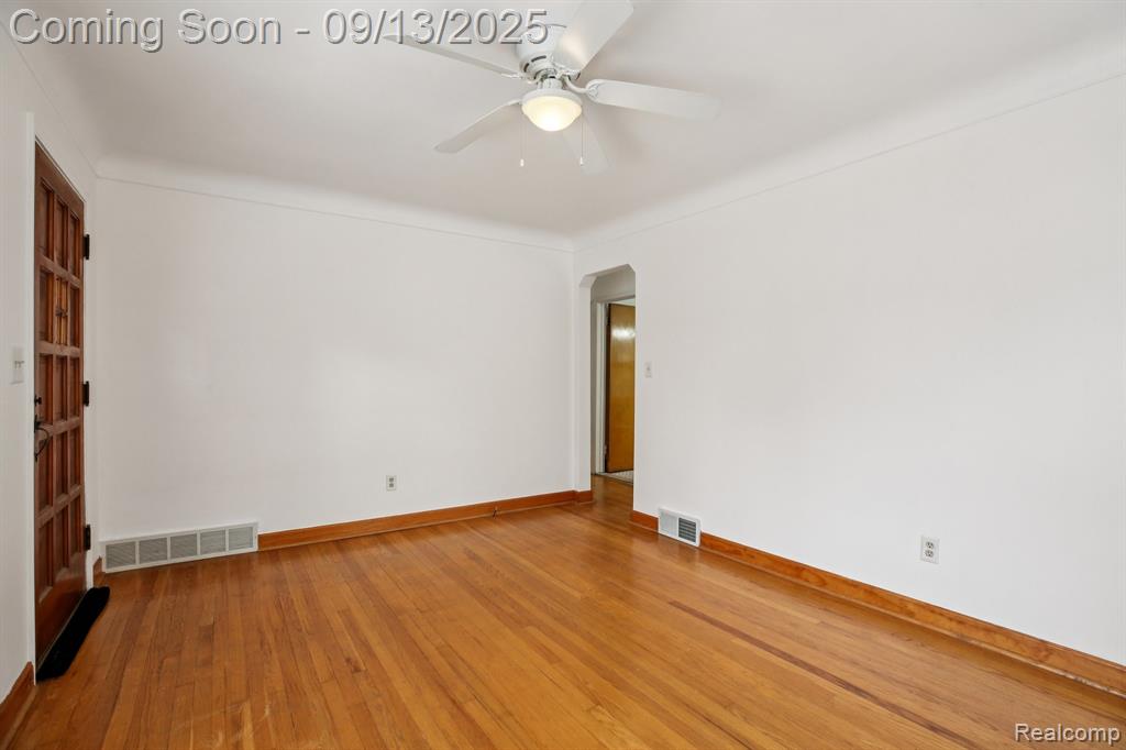 553 E Annabelle Avenue, Hazel Park, MI 48030 — Photo 9
