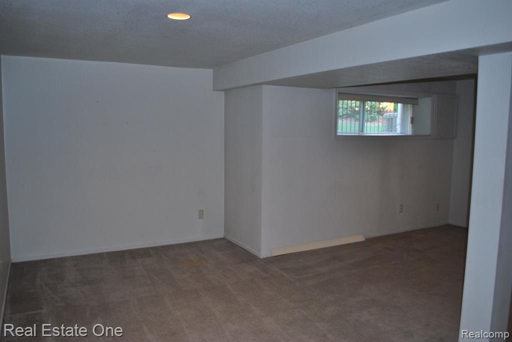 697 RAVENCREST Lane, 5, Westland, MI — Photo 29