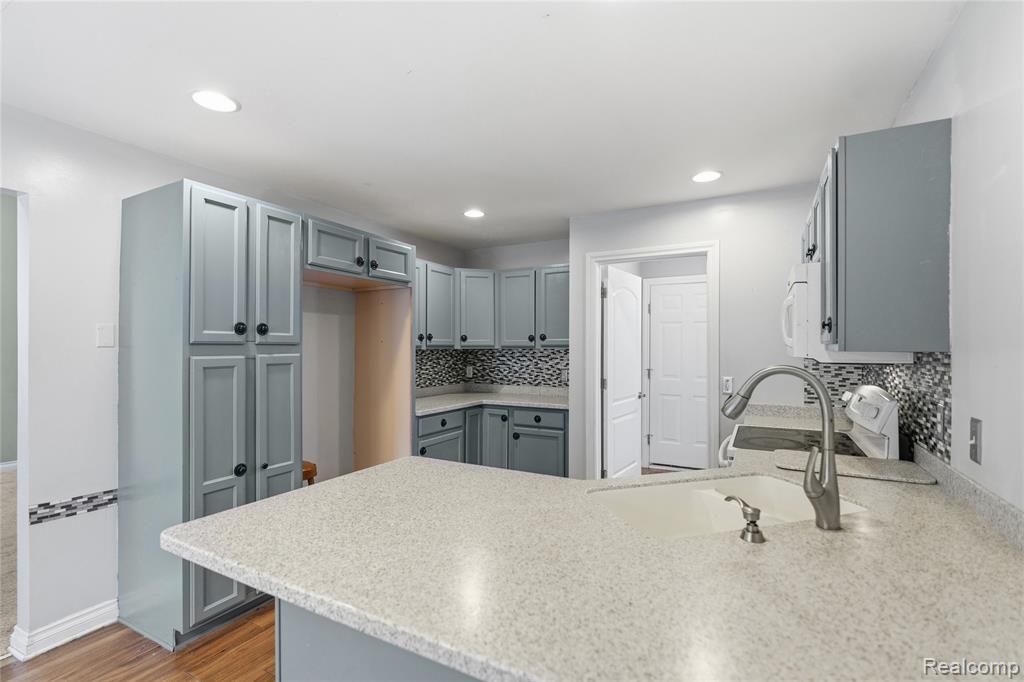1130 Creekside Court, Burton, MI 48509 — Photo 8