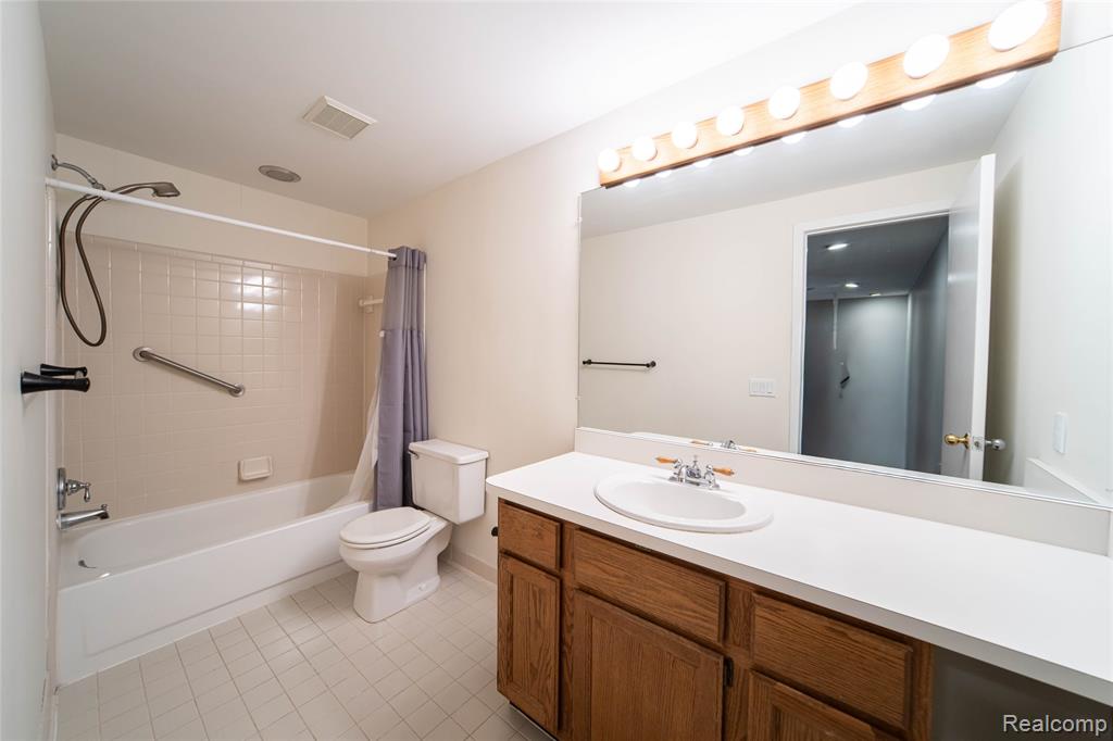 7080 Elmhurst, West Bloomfield, MI — Photo 19